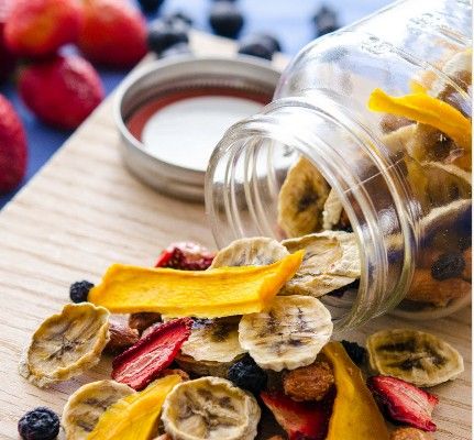 Tropical Trail Mix Traveling Snacks, Trail Mix Recipes, Fruit Chip, Dried Fruit Snacks, Dried Fruit Mix, Travel Snacks, Dehydrated Fruit, Vegan Appetizers, Dehydrator Recipes