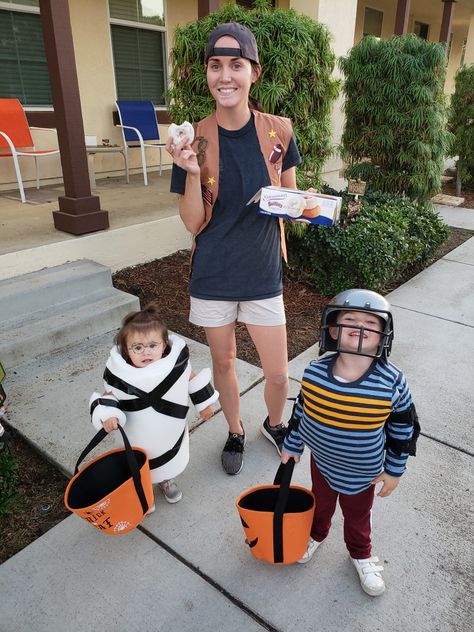 This year our family went as the little giants for halloween! We had a blast and those who knew what we were, loved our costumes.   Can you believe i made the vest with fabric, patches and a hotglue gun? Haha 90's movie costumes. Little Giants Halloween Costume, Family Wrestler Costumes, Diy Adult Halloween Costumes, Dress Up Day, School Dress, 90s Movies, Family Costumes, Family Halloween Costumes, School Dresses