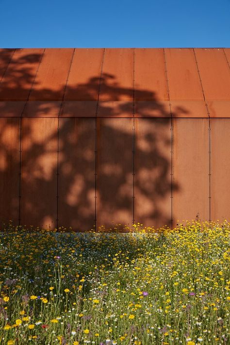 Barrow House - Picture gallery 15 Corten Roof, Steel Houses, Grand Designs Houses, Dune House, Cor Ten Steel, Steel Architecture, Dunes House, Adobe Home, Steel Cladding