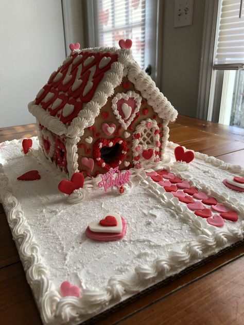 Good Gingerbread Houses, Gingerbeard House Ideas, Christmas Aesthetic Recipes, Ginergerbread House Decorating, Valentines Gingerbread House, Coquette Gingerbread House, Pepperkakehus Ideas, Gingerbread House Idea, Ginergerbread House