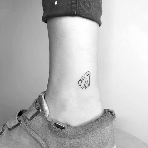 Minimalist ghost tattoo on the ankle. Minimalist Ghost Tattoo, Ghost Tattoos, Cute Finger Tattoos, Tato Henna, Minimalist Halloween, Tattoo Minimalist, Ghost Tattoo, Frog Tattoos, Omerta Tattoo