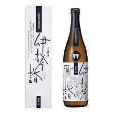 Japanese Wine Packaging, Sake Packaging Design, Sake Bottle Design, Japanese Package Design, Sake Packaging, Interesting Packaging, Brilliant Packaging, Japanese Wine, Japanese Packaging