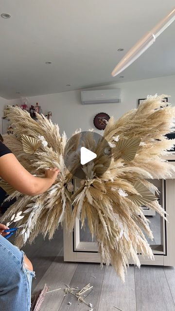 Diy Pampas Wings, Decoration With Pampas, Wings Making Craft, Pampas Angel Wings Diy, How To Make A Pampas Grass Swag, How To Make A Pampas Grass Wall Arrangement, Pampas On Wall, Wall Pampas Decor, Pampas Grass Tree Topper