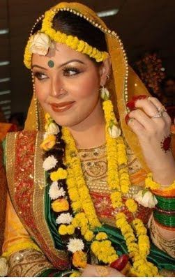 Bangladesh Traditional Costume Bangladesh Culture, Gaye Holud, Beautiful Bangladesh, Costumes Around The World, World Thinking Day, National Costume, Indigenous People, Romantic Bride, Awesome Pictures