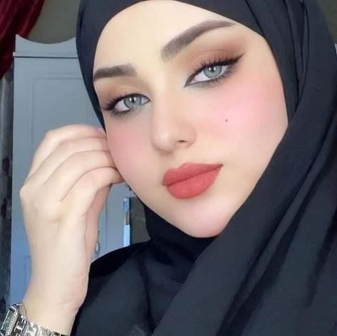 Afghan Girl, Arabian Beauty Women, Arab Beauty, Beautiful Muslim Women, Beautiful Long Hair, Graphic Design Tutorials, Beautiful Hijab, Beauty Face, Design Tutorials