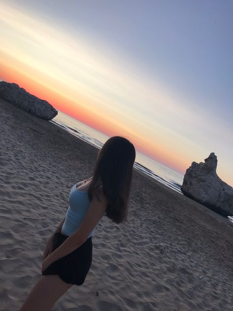 ragazza mora tramonto spiaggia girl wallpaper Body Positivity Art, Girls Mirror, Best Friend Photos, Instagram Wallpaper, Mirror Photo, Brunette Girl, Cute Poses For Pictures, Cute Poses, Girl Wallpaper