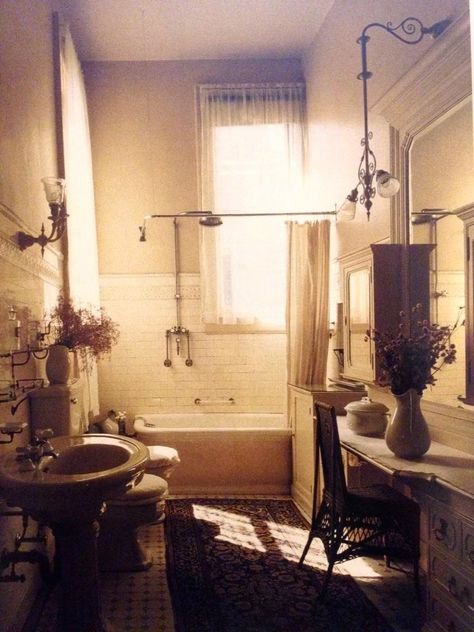 1920s Apartment, 1930s Aesthetic, Victorian Bathrooms, Apartment Entrance, Victorian Bathroom, Victorian House, House Book, History Lessons, Cool Rooms