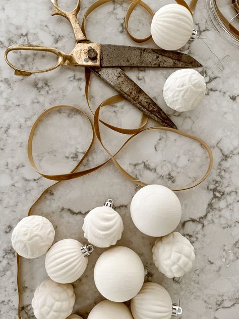 Ornements Mat DIY - Liz Marie Blog Matte Ornaments, Christmas Paper Craft, Xmas Tree Decor, Liz Marie, Deco Table Noel, Decorative Balls, Liz Marie Blog, White Christmas Ornaments, Tree Themes