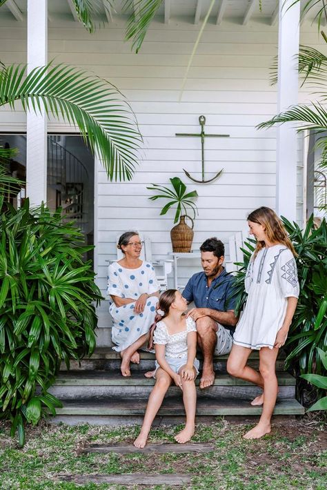 Old Florida Decor, Renovated Cottage, Cottage Entryway, Country Home Exterior, Front Verandah, White Exterior Houses, Console Entryway, Coastal Interior, Homes To Love