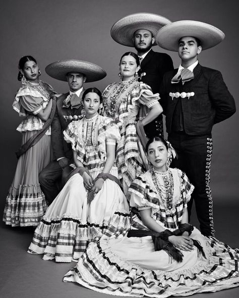 Mexico Culture Art, Mexican Traditional Clothing, Folklorico Dresses, Heartbreak High, Brazil Culture, Mexican Folklore, Mexican People, Traditional Mexican Dress, Ballet Folklorico