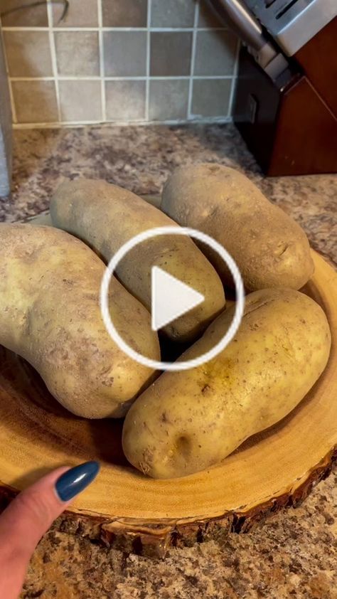 Oven Baked Potatoes Recipes, Tik Tok Food, Oven Baked Potato, Baked Potato Recipe, Potatoes In Oven, Holiday Baking Recipes, Easy Chicken Thigh Recipes, Baked Potato Recipes, Boneless Chicken Thigh Recipes