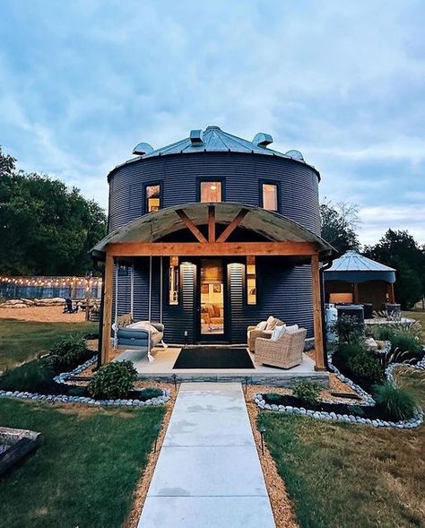 Tiny House Perfect on Instagram: "Tour through a Silo converted into a Tiny House🏠❤️ 🏠Follow us @tinyhouseperfect for more🏠 🏠Follow us @tinyhouseperfect for more🏠 🏠Follow us @tinyhouseperfect for more🏠 Credits 📸: @retreatatfallbranchfalls Location📍: @the_silo_at_gene_acres _________________________ #tinyhouseperfect #aframecabin #cabinporn #containerhome #containerhouse #skoolie #skooliebuild #tinycabin #tinyhome #tinyhomeonwhees #tinyhouse #tinyhousebuild #tinyhousedesign #tinyhouselife, #tinyhouseattractive #tinyhousemovement #tinyhousenation #tinyhouseonwheels #tinyhouses #tinyliving #offgridhome #offgridtinyhouse #offgridhomes #tinyhousetalk" Barn Tiny House, Grain Bin House, Beach Houses Architecture, Round House Plans, Building A Small House, Silo House, Tiny House Talk, Grain Silo, Tiny House Nation