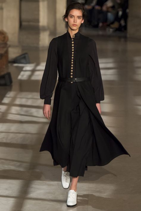 Lemaire Fall 2016 Ready-to-Wear Fashion Show Couture, Vogue Paris, Types Of Women Dresses, Fall Fashion 2016, Casual Winter, 가을 패션, 2016 Fashion, Fall 2016, Look Fashion