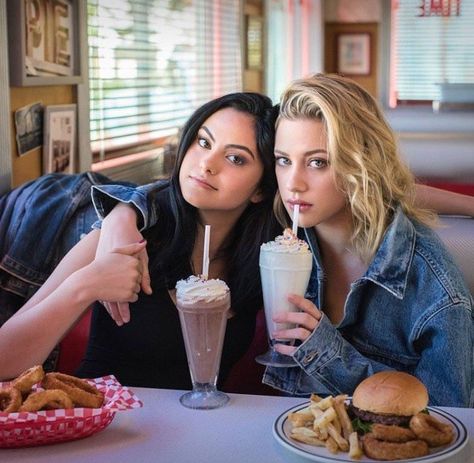 Camila Mendes & Lili Reinhart Riverdale Cw, Camilla Mendes, Photos Bff, Cami Mendes, Betty And Jughead, Riverdale Memes, Archie Andrews, Camila Mendes, Betty And Veronica