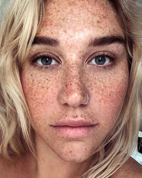 Kesha Shows Off Her Freckles in Fresh-Faced Selfie: I Will 'Love Myself' | PEOPLE.com Kesha Makeup, Kylie Jenner Fotos, No Make Up Make Up Look, Women With Freckles, Freckles Makeup, Dag Make Up, Elegantes Makeup, Beautiful Freckles, Flot Makeup