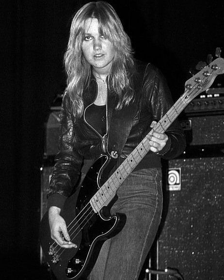 Sandy West, The Runaways, Lita Ford, Bass Guitar Lessons, Rock Guitarist, Fashion 70s, Women Of Rock, Guitar Girl, Female Guitarist