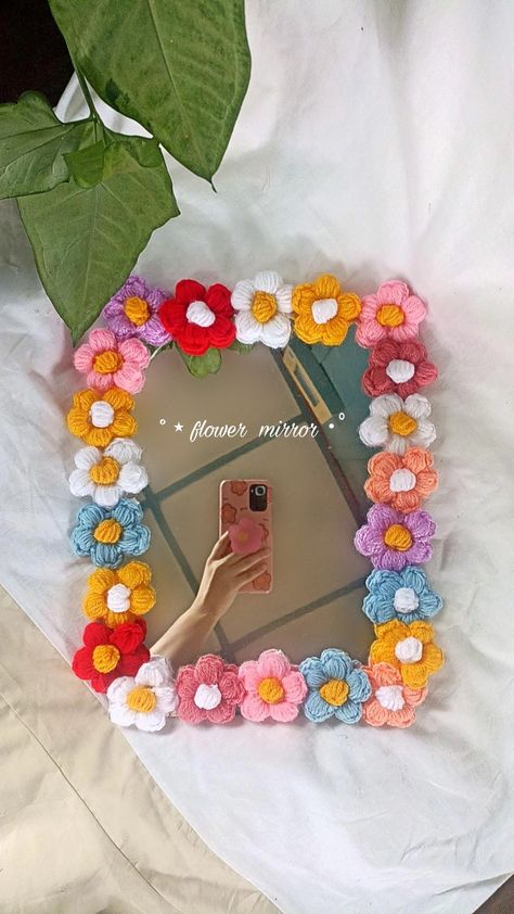 Diy flower mirror made with crochet puffy flowers Flowers Around A Mirror, Puffy Flower Mirror, Crochet Puff Flower Mirror, Crochet Mirror Decor, Crocheted Room Decor, Things To Do With Crochet, Crochet Flower Mirror, Cute Crochet Decor, Room Decor Crochet Ideas