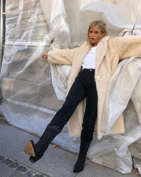 How a Swedish It Girl Wears Cowboy Boots Beige Faux Fur Coat, Cowboy Boots Women Outfits, Wu Wear, Winter Boots Outfits, Easy Style, Teacher Outfits, It Girl, Marie Antoinette, Winter Outfit