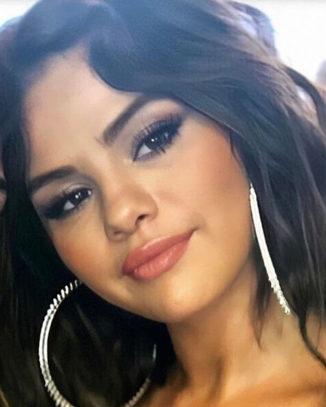 Selena Gomez Makeup Eyes, Glowy Skin Makeup, Selena Gomez Makeup, Nose Makeup, Best Makeup Tutorials, Bright Eyeshadow, 70s Hair, Eyeshadow For Brown Eyes, Pink Lip Gloss