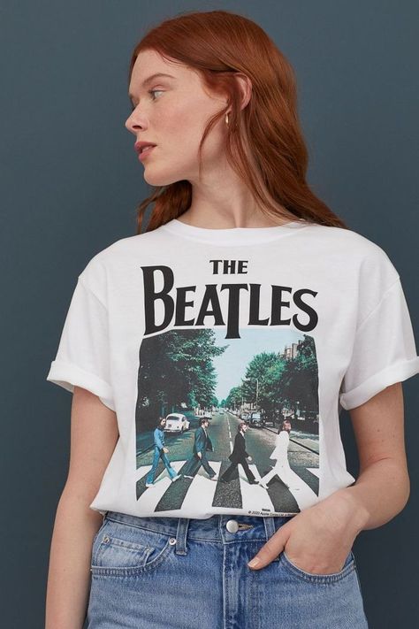 HM Printed T-Shirt Beatles Shirt Outfit, Beatles Shirt, Look Festival, Outfit Formulas, Abbey Road, Bruce Springsteen, Tshirt Outfits, Bob Dylan, White T