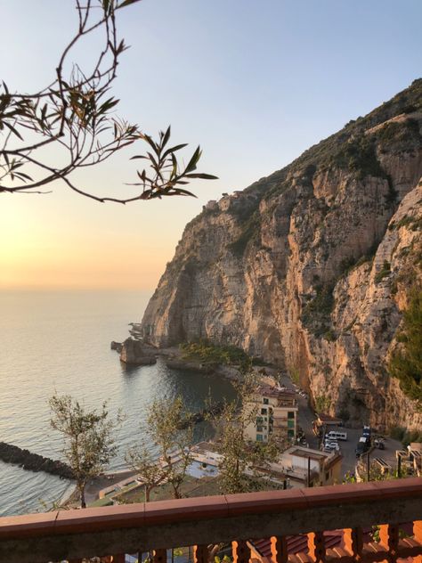 #sorrento #italy #amalficoast #sunset #beach #view #summer #italiansummer #holiday #aesthetic #spring #italiantown Beach Aesthetic Italy, Sorrento Italy Aesthetic, Summer Abroad, Spain Aesthetic, Holiday Aesthetic, Sorrento Italy, Amalfi Coast Italy, Aesthetic Spring, Euro Summer