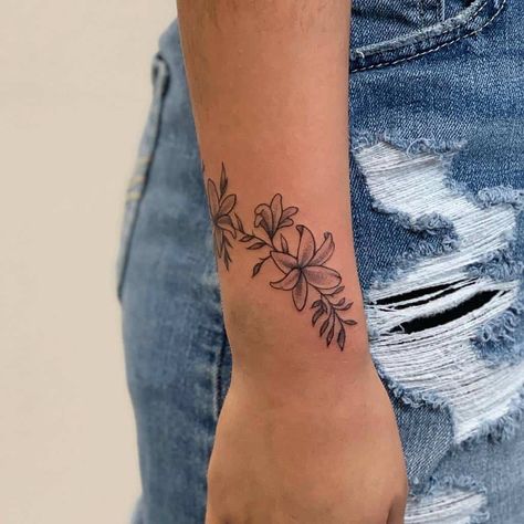 Arm Wrap Tattoo, Lotusblume Tattoo, Wrap Around Wrist Tattoos, Small Wave Tattoo, Tato Tradisional, Wrap Tattoo, Women Healing, Cool Wrist Tattoos, Flower Wrist Tattoos