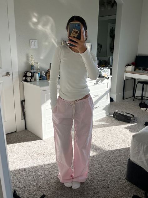 Simple Girly Outfits, Pink Linen Pants, Pink Pajama Pants, Linen Pants Outfit, Pink Pajama, Lazy Day Outfits, Stil Inspiration, Mode Ootd, Stockholm Fashion