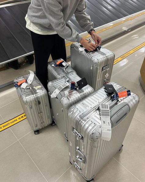 Rimowa Luggage, Airport Aesthetic, Luxury Lifestyle Dreams, Suitcase Traveling, Future Life, Travel Diary, Travel Inspo, Suitcases, Luxury Life