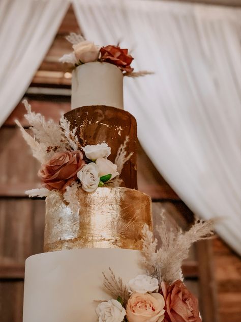 Copper Wedding Cake Ideas, Rusty Brown Wedding Theme, Rust And Champagne Wedding Decor, Shades Of Brown Cake Ideas, Brown Wedding Cake Ideas, Bronze Wedding Cake, Boho Wedding Cake Designs, Terracotta Wedding Cake Ideas, Gold And Rust Wedding