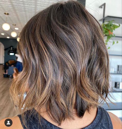 Natural Balayage Brunette Short Hair, Short Hair Bayalage Brunette, Short Bayalage Hair, Short Hair Bayalage, Bayalage Bob, Brunette Bob With Highlights, Brown Hair Short Bob, Olive Skin Blonde Hair, Balayage Brunette Short