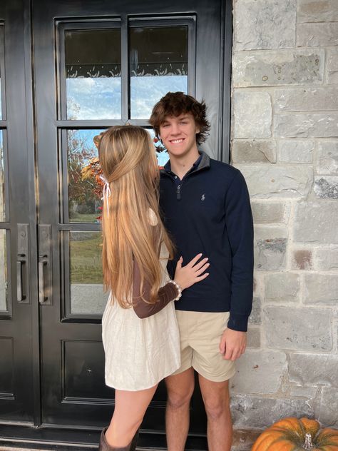 cute thanksgiving outfit and pose with boyfriend Thanksgiving Poses For Couples, Thanksgiving Couples Pictures, Couples Thanksgiving Pictures, Thanksgiving Outfit Couple, Thanksgiving With Boyfriend, Couple Thanksgiving Pictures, Thanksgiving Aesthetic Family, Thanksgiving Poses, Thanksgiving Couple Pictures