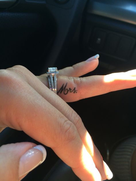 Mrs finger tattoo Fly Tattoos, Mrs Tattoo, Marriage Tattoos, Tiny Finger Tattoos, Cute Finger Tattoos, Ring Tattoo, Couples Tattoos, Wedding Ring Tattoo, Tattoo Wedding Rings