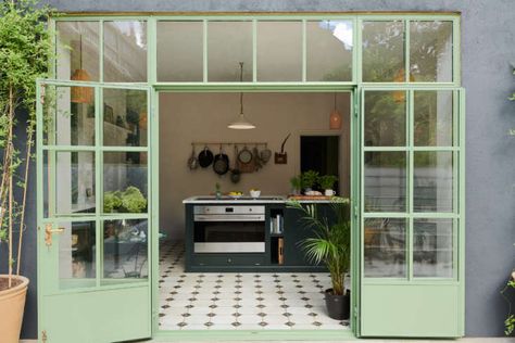 Kitchen Floor Tiles Ideas, Green Windows, Devol Kitchens, Basement Kitchen, Haus Am See, Casa Patio, Bohemian Modern, Hus Inspiration, Kitchen Floor Tile