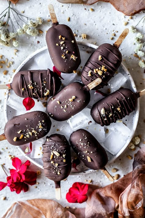 These Chocolate and Strawberry Vegan Magnum Ice Creams are super chocolaty, creamy, healthy, tummy-friendly and so delicious! | #vegan #lowfodmap #icecream #popsicles #chocolate #foodphotography #foodstyling Vegan Magnum, Big Ice Cream, Magnum Ice Cream, Ice Cream Sign, Chocolate And Strawberry, Vegan Ice Cream Recipe, Cold Treats, Ice Cream Photos, Low Fodmap Recipes