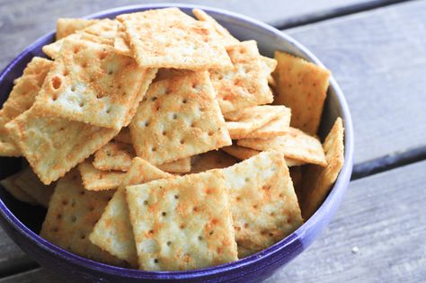 Cracker Seasoning, Crackers Appetizers, Seasoned Crackers, Pennsylvania Dutch Recipes, Snack Crackers, Ranch Mix, Saltine Crackers, Snack Dip, Amish Recipes