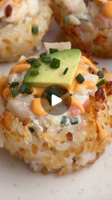 Tasty Tales Haven | Food Page on Instagram: "Say hello to your new favorite bite-sized delight: Crab Rangoon Crispy Rice Sushi Cups! Crunchy, creamy, and utterly irresistible. Perfect for any occasion. 🦀🍣✨  You’ll need:  •12 oz regular or imitation crab, chopped •1/2 C cream cheese •1/4 C sour cream •1/2 t worcestershire sauce •2 t soy sauce •3 T chives, chopped  •1 t garlic powder •pinch salt  •1/4 t white pepper (you can use black but I like the flavor of white with this recipe)  •16 oz sushi rice  •avocado oil spray  •avocado, diced •spicy mayo   Recipe *preheat oven to 400 F 1. In a bowl combine crab, cream cheese, sour cream, salt, pepper, garlic, soy sauce, worcestershire, & 2 T chives. Set  in fridge for 30 min.  2. Spray a muffin tin generously with avocado oil or spray the insid Rice Cups, Spicy Mayo Recipe, Rice Avocado, Silicone Muffin Cups, Crab Rangoon, Spicy Mayo, Sushi Rice, Rice Crispy, White Pepper