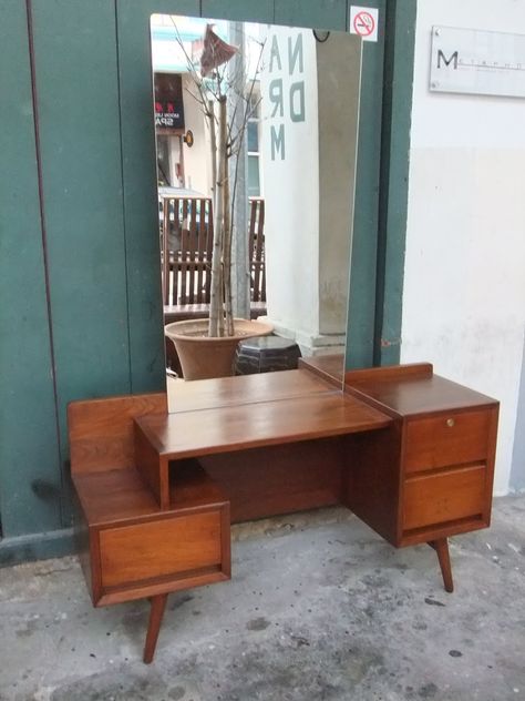 MCM vanity Mcm Makeup Vanity, Mcm Vanity, Vanity Mid Century, Mcm Dresser, Retro Vanity, Mid Century Vanity, Vintage Mid Century Furniture, Retro Interior Design, Midcentury Home