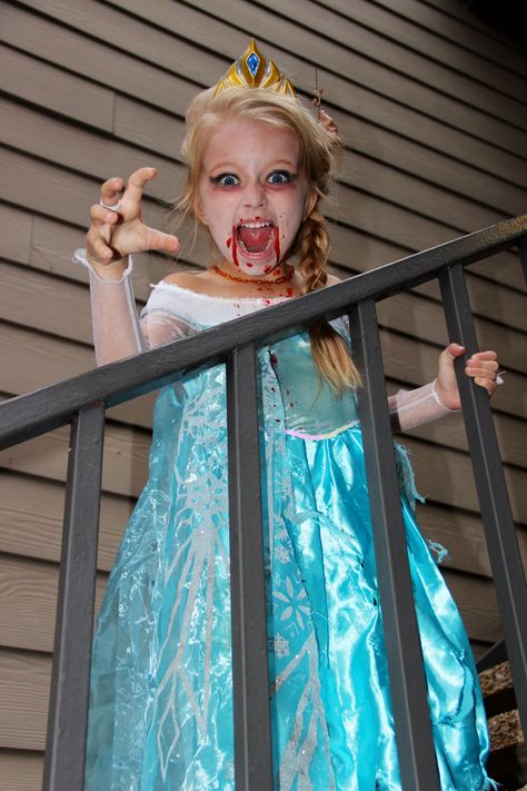 Love this "Vampire Elsa" costume of 6-year-old GMA viewer Emily! Emily's mom sent us this adorable snapshot. Zombie Elsa, Crochet Lollipop, Pumpkin Lollipop, Elsa Halloween Costume, Creepy Halloween Makeup, Halloween Character, Scary Doll, Make Up Halloween, Elsa Costume