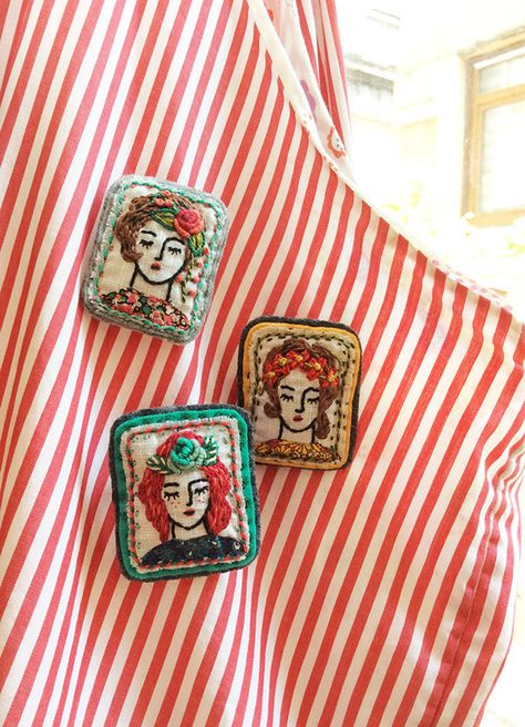 Embroidered Pins, Embroidery Pins, Embroidery Portrait, Ideas For Embroidery, Textile Art Embroidery, Embroidered Brooch, Rose Girl, Fabric Brooch, Fabric Accessories