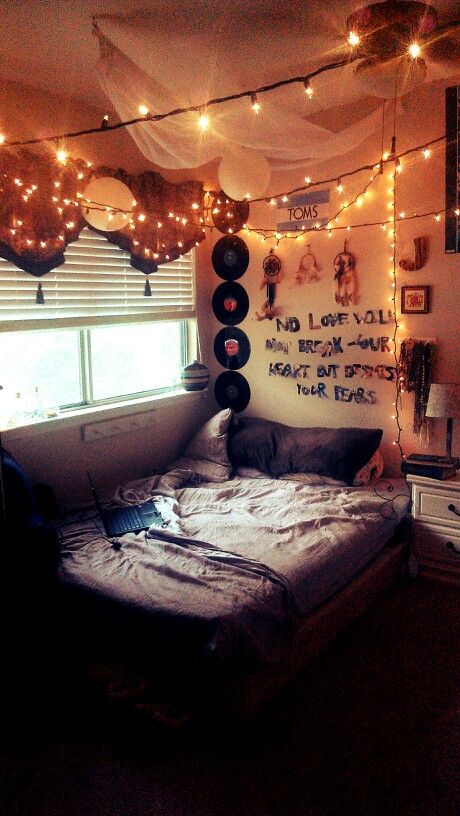 Hipster indie room. Fairy lights and quote on wall Indie Bedroom Ideas, Chambre Indie, Hipster Room, Hipster Bedroom, Grunge Bedroom, Indie Bedroom, Tumblr Rooms, Grunge Room