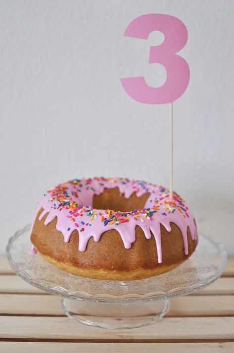 Scarlet's Sweet Donut Party | CatchMyParty.com Donuts Birthday Party, Simpsons Cake, Donuts Birthday, Donut Birthday Cake, Doughnut Party, Donut Themed Birthday Party, Anniversaire Diy, Birthday Donuts, Cookie Cake Birthday