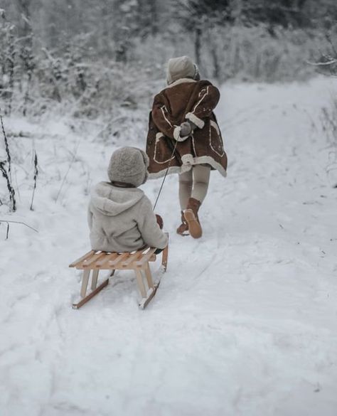 2023/2024 Winter Imagery Trends: Discover 'Snow-Brushed Dreams' Collection — Joanna Colomas Shooting Pose, Playing In Snow, Cozy Snow, Winter Aesthetics, Snow Photoshoot, Winter Family Photos, Snow Images, Winter Landscapes, Winter Inspiration