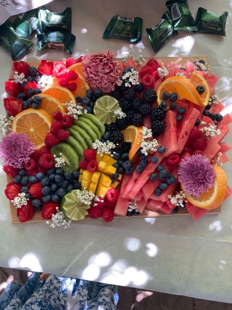 Garden Party Fruit Display, Bridal Shower Fruit Platter, Flower 21st Birthday Party Ideas, Wildflower Party Food Ideas, Garden Theme Charcuterie Board, Fruit Salad Party Ideas, Flower Fruit Platter, Flower Bachelorette Party Ideas, Charcuterie Board Garden Party