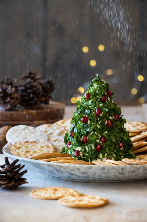 Christmas Tree Cheese Ball, Christmas Tree Cheese, Christmas Party Inspiration, Jul Mad, Christmas Entertaining, Cheese Ball Recipes, Christmas Brunch, Christmas Menu, Ultimate Christmas