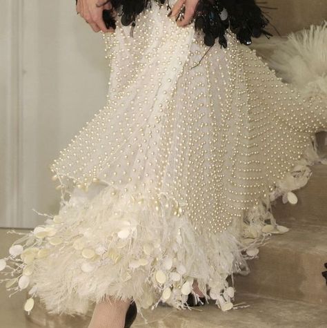 Chanel feathers & pearls Chanel Backstage, Feathers Embroidery, Pearl Fabric, Coco Fashion, Haute Couture Details, Chanel Pearl, Dress Couture, Textil Design, Mode Chanel