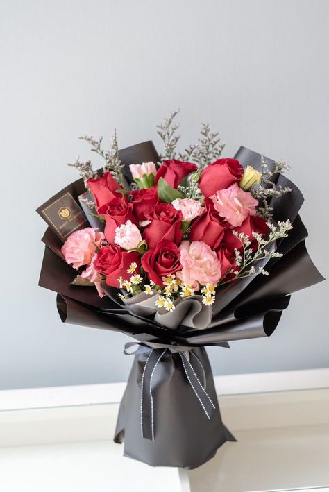 Flowers 🌺 on Twitter: "… " Rose Flower Bookey, Flower Bookey Ideas, Beautiful Rose Flowers Bouquets, Luxury Flowers Roses, Standing Bouquet, Rose Bouquet Gift, Graduation Money Bouquet, Money Rose Bouquet, Flower Bouquet Gift