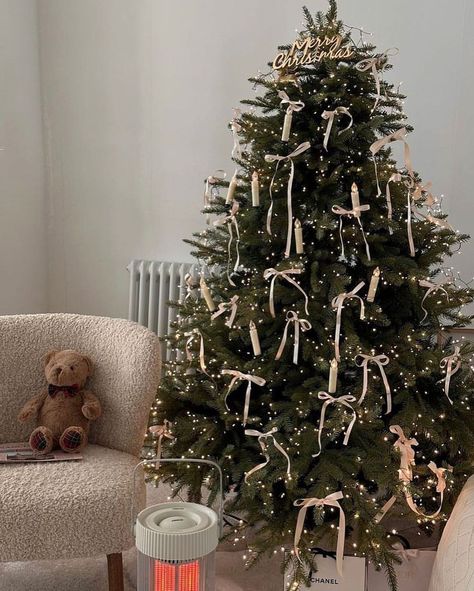 pinterest. • Instagram Christmas Tree Inspo, Christmas Dreaming, Cozy Christmas Decor, Christmas Apartment, Christmas Themes Decorations, Christmas Decor Inspiration, Christmas Tree Inspiration, Christmas Interiors, Christmas Tree Ideas