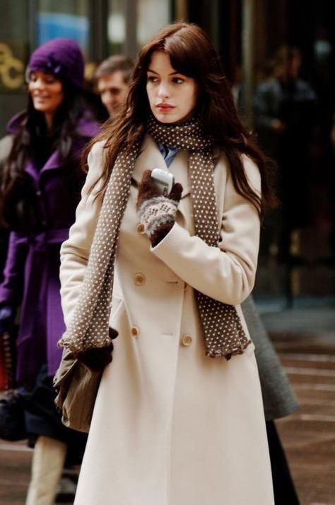 𝚋𝚎𝚕𝚕𝚊 on Twitter: "thirteen years later and here i am still praising anne hathaway in the devil wears prada… " Devil Wears Prada Outfits, Prada Outfits, Winter Fashion Outfits Dressy, Winter Outfits 2020, Winter Mode Outfits, Devil Wears Prada, Winter Stil, Movie Fashion, Natasha Romanoff