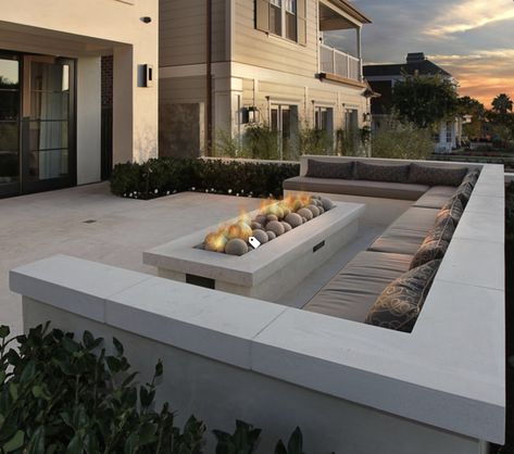 Outdoor Fire Pit Seating, Outdoor Fireplace Designs, Rooftop Terrace Design, Modern Backyard Landscaping, Outdoor Patio Designs, Backyard Fireplace, Backyard Seating, Fire Pit Seating, Casa Patio