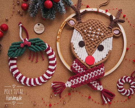 Macrame Reindeer is laying On a cork deska next to the Macrame Christmas Wreath. Macrame Reindeer, Unique Macrame, Christmas Decorations Wreaths, Handmade Sellers, Wreath Decoration, Xmas Wreaths, Reindeer Christmas, Christmas 2023, Macrame Patterns